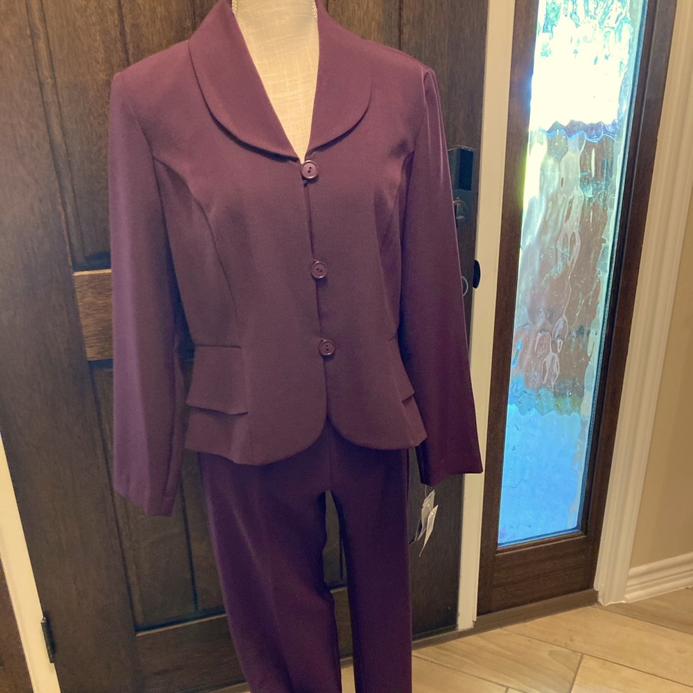 Suit - Women’s Danny and Nicole pantsuit